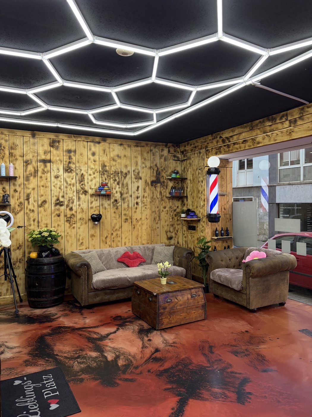 Lounge mit Chesterfield-Sofa und Barber-Pole