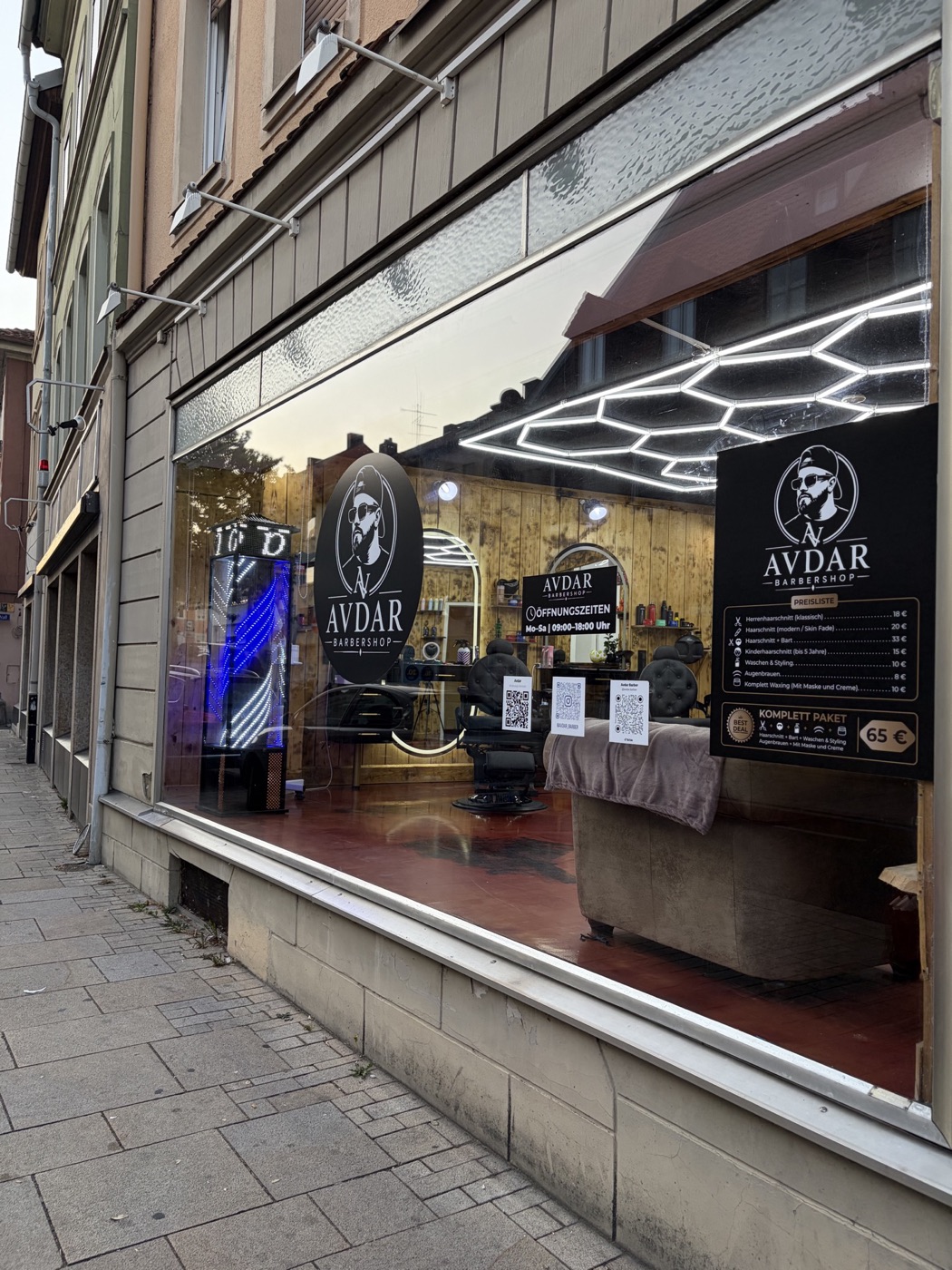 Schaufenster des Avdar Barbershop mit Logo und Preisliste